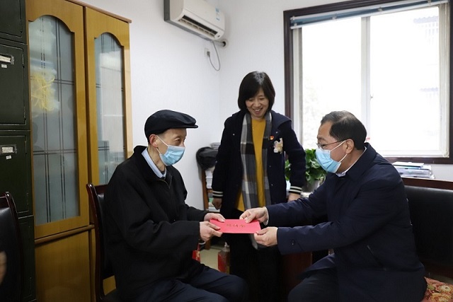 集团党委委员、职工董事、工会主席武勇 一行到华西安装公司走访慰问